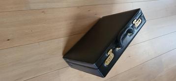 Originele vintage zwart leren attachékoffer. beschikbaar voor biedingen