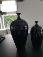 Twee zwarte vazen., Huis en Inrichting, Overige materialen, Zwart, Ophalen of Verzenden, Zo goed als nieuw