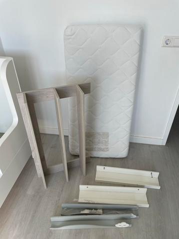 Kinderbed met matras - en plankjes beschikbaar voor biedingen