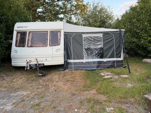 Mooie ruime Caravan te koop incl voortent bj 2004, Caravans en Kamperen, Caravans, Particulier, tot en met 4, Rondzit, Knaus, Airco