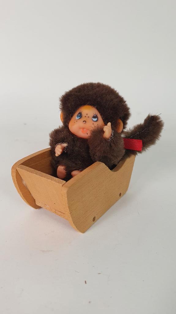 Vintage Mini Monchhichi poppetje, houten slee. 8B11, Verzamelen, Poppetjes en Figuurtjes, Gebruikt, Ophalen of Verzenden