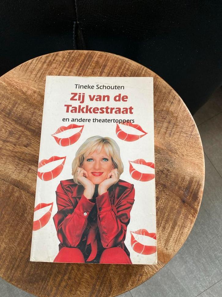 Tineke Schouten - Zij van de Takkestraat, Boeken, Kunst en Cultuur | Dans en Theater, Gelezen, Cabaret, Ophalen of Verzenden