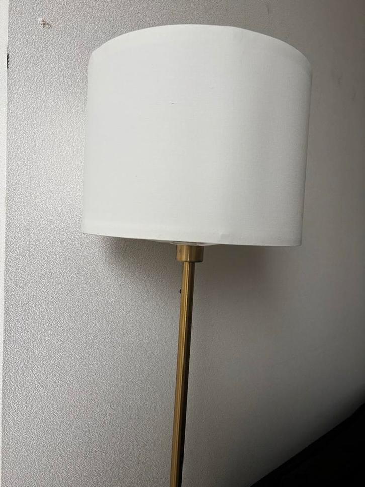 Gouden vloerlamp met witte kap, Huis en Inrichting, Lampen | Vloerlampen, Zo goed als nieuw, 150 tot 200 cm, Metaal, Ophalen