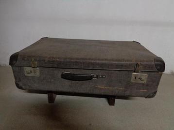 Grijze reiskoffer jaren 1940-1950  beschikbaar voor biedingen
