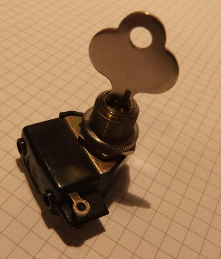Sleutel Schakelaar 250 VAC  -  2A, Hobby en Vrije tijd, Elektronica-componenten, Nieuw, Ophalen of Verzenden