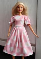 Barbie kleding nieuw - Halflange jurk roze met witte bloemen, Ophalen of Verzenden, Nieuw, Barbie