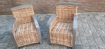 2 rieten kinderstoeltjes te koop beschikbaar voor biedingen
