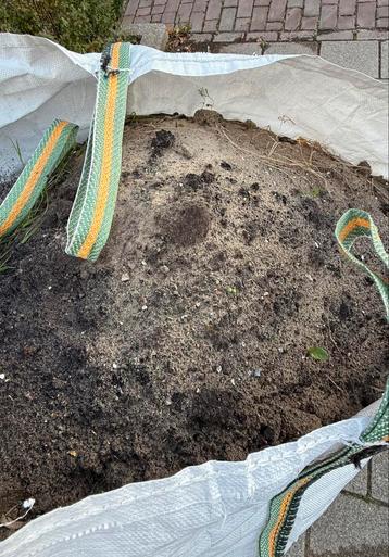 Afgegraafde tuin aarde / grond beschikbaar voor biedingen