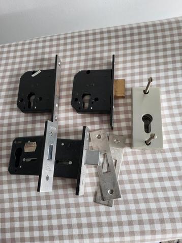 4 stuks bijzetsloten beschikbaar voor biedingen