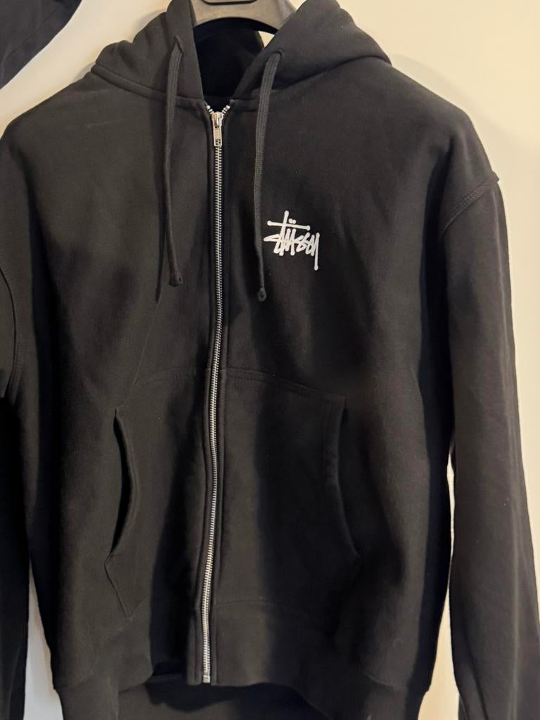 Stüssy zip-hoodie, Ophalen of Verzenden, Zo goed als nieuw, Maat 48/50 (M), Zwart