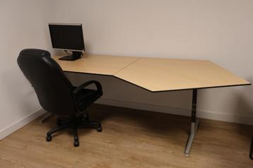Complete werkplek: bureau, bureaustoel en monitor