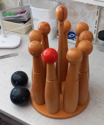 houten kegelspel met 2 houten ballen beschikbaar voor biedingen
