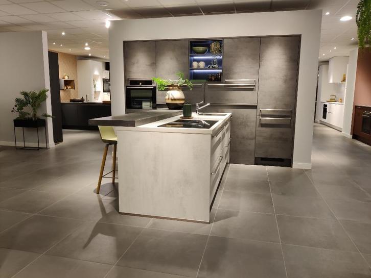 AKM06 – Riva licht en donker betonshowroomkeuken, Huis en Inrichting, Keuken | Complete keukens, Nieuw, Overige typen, Overige kleuren