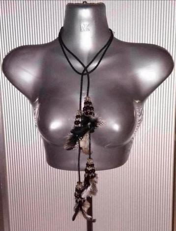 Manouk - ketting met o.a. veertjes beschikbaar voor biedingen