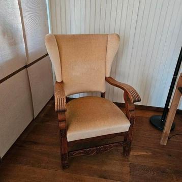 Grote lage fauteuil. Ziet er nog heel mooi uit. Zit heerlijk beschikbaar voor biedingen