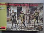 MiniArt 35002, Soviet infantry on the march, 1/35, Ophalen of Verzenden, Nieuw, 1:35 tot 1:50, Figuur of Figuren