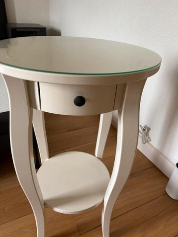Leuk vintage witte ronde bijzettafel met lade beschikbaar voor biedingen