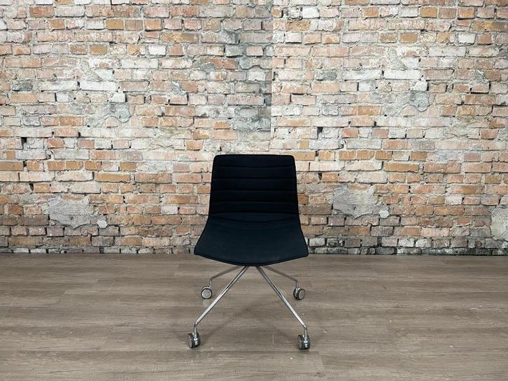 Arper Catifa 46 Trestle zwart bij TheReSales, Huis en Inrichting, Stoelen, Zo goed als nieuw, Eén, Metaal, Stof, Zwart, Ophalen of Verzenden