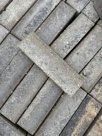 Betonklinkers grijs – 20x5x6 cm – ca. 20-25 m² (2 pallets) beschikbaar voor biedingen