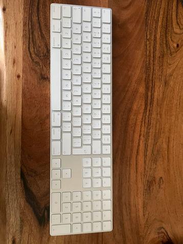 Apple wireless white Keyboard and Mouse with wires beschikbaar voor biedingen
