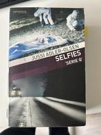 Jussi Adler-Olsen - Selfies, Gelezen, Jussi Adler-Olsen, Ophalen of Verzenden, Nederland
