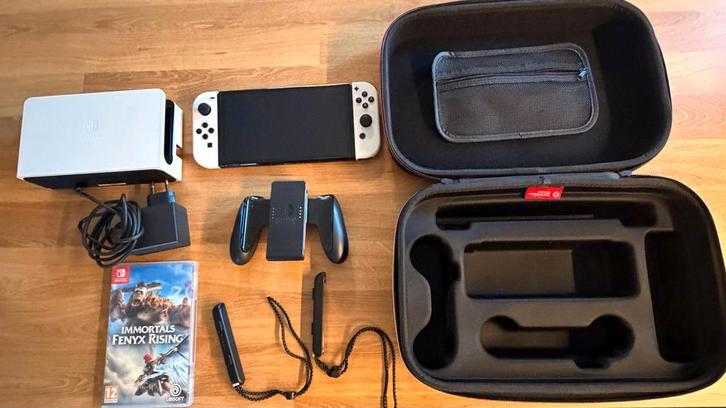 Nintendo Switch OLED + Immortals Fenyx Rising, Spelcomputers en Games, Games | Nintendo Switch, Zo goed als nieuw, Avontuur en Actie