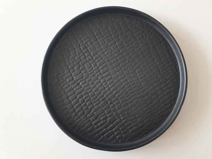 Zwart bord met slangen print van CASA zgan, Huis en Inrichting, Keuken | Servies, Zo goed als nieuw, Bord(en), Overige stijlen