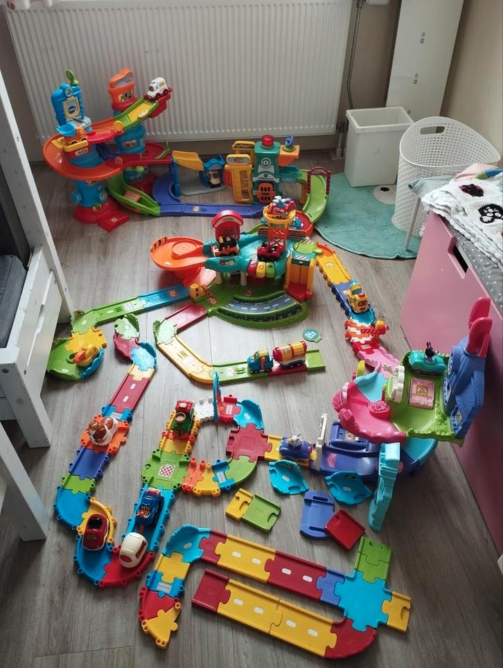 Grote toet toet baan met diverse garages, Kinderen en Baby's, Speelgoed | Vtech, Gebruikt, Ophalen