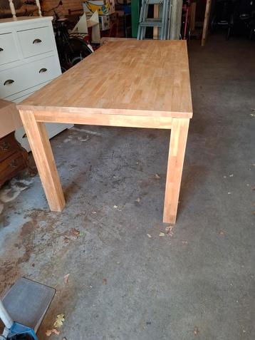 Te Koop grote tafel blank eiken. beschikbaar voor biedingen