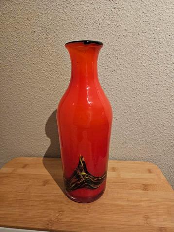VINTAGE Rode Handgeblazen Vaas met Swirl Patroon beschikbaar voor biedingen