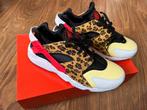 Nike Air Huarache SNKRS Day maat 43, Kleding | Heren, Schoenen, Overige kleuren, Nike, Nieuw, Ophalen of Verzenden
