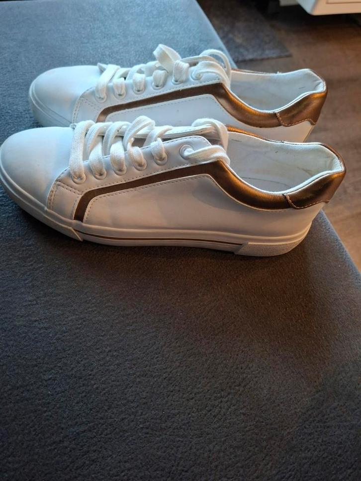 Splinternieuwe witte sneakers maat 39.Prijs 10.-, Kleding | Dames, Schoenen, Nieuw, Sneakers of Gympen, Wit, Ophalen of Verzenden