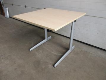 Klein buro in hoogte verstelbaar, Ahrend beschikbaar voor biedingen