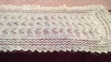 Witte sjaal beschikbaar voor biedingen