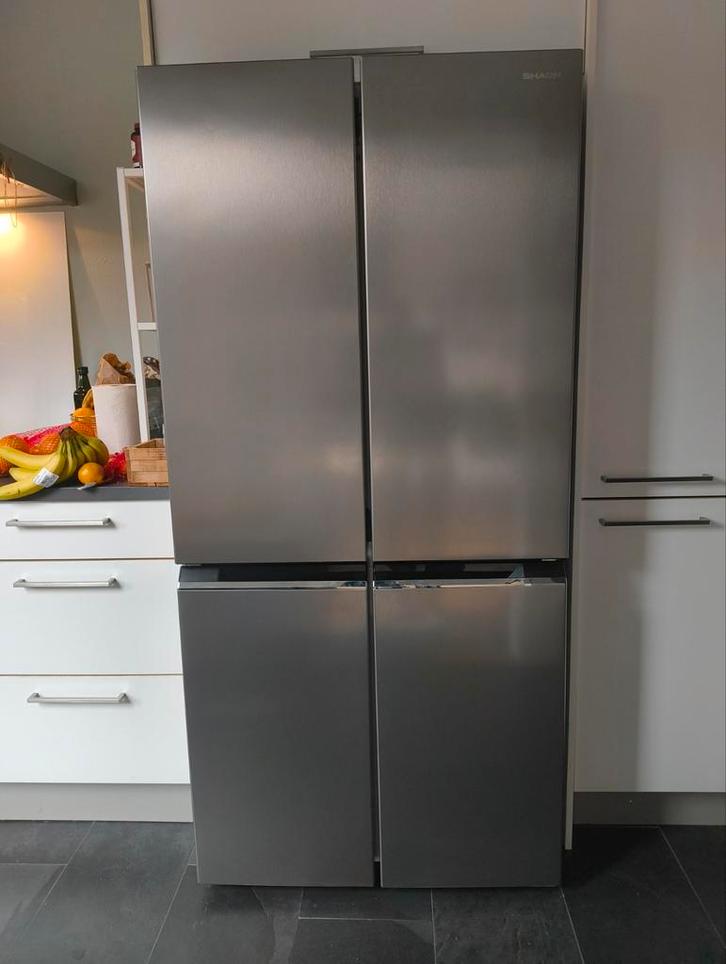 Sharp Amerikaanse koelkast, Witgoed en Apparatuur, Koelkasten en IJskasten, Zo goed als nieuw, Met aparte vriezer, 200 liter of meer