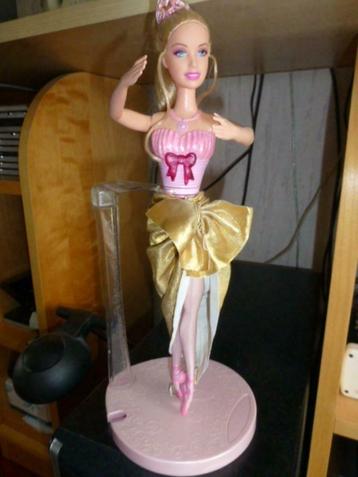 Poppen diverse soorten o.a. Barbiepop op standaard beschikbaar voor biedingen