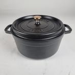 Staub Cocotte 26cm zwart-Nieuw in doos!, Huis en Inrichting, Ophalen, Gietijzer, Nieuw, Keramische plaat