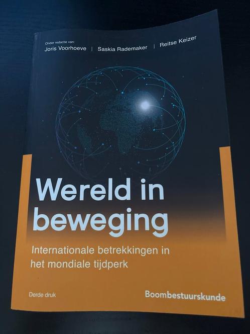 Wereld in Beweging - Internationale Betrekkingen, Boeken, Politiek en Maatschappij, Zo goed als nieuw, Politiek en Staatkunde