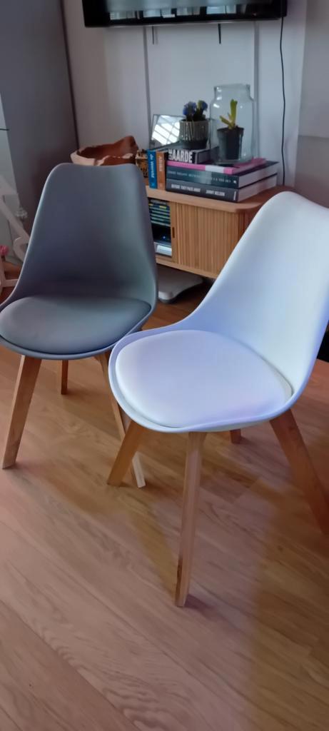 Twee moderne Eetkamerstoelen, Huis en Inrichting, Stoelen, Zo goed als nieuw, Twee, Hout, Kunststof, Grijs, Ophalen