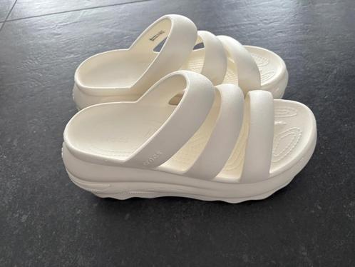 Crocs mega Crush slippers / plateau sandalen maat 37/38, Kleding | Dames, Schoenen, Zo goed als nieuw, Slippers, Wit, Verzenden