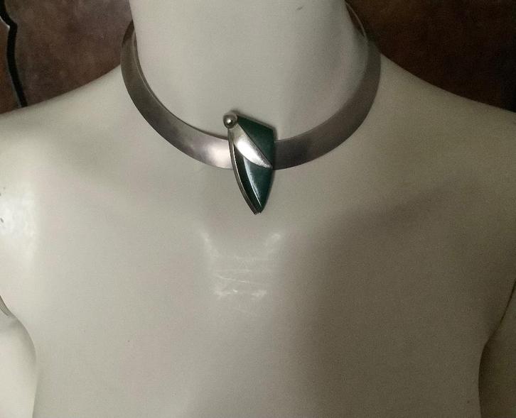 Clip-Broche chroom en mosgroene kunststof. Jacob Bengel, Sieraden, Tassen en Uiterlijk, Antieke sieraden, Broche, Overige materialen