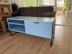 Modern TV meubel met opbergruimte en zwart stalen frame, Huis en Inrichting, Kasten | Televisiemeubels, Ophalen, 100 tot 150 cm