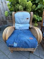 Rotan Stoel bekleed met spijkerbroeken, Huis en Inrichting, Fauteuils, Ophalen, Gebruikt, 50 tot 75 cm, Riet of Rotan