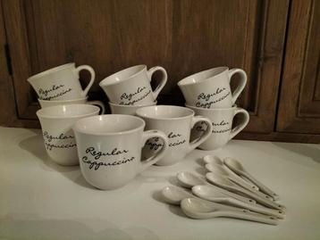 Koffiekopjes met lepeltjes beschikbaar voor biedingen