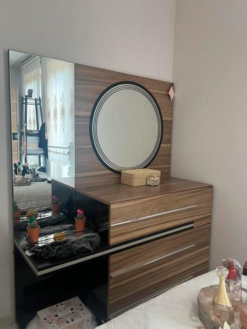 Make-up tafel beschikbaar voor biedingen