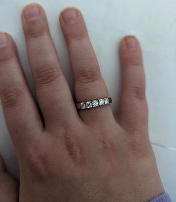 Gouden rij-ring met 5 briljanten 0,60 VVSI, kleur TW, mt 18 beschikbaar voor biedingen