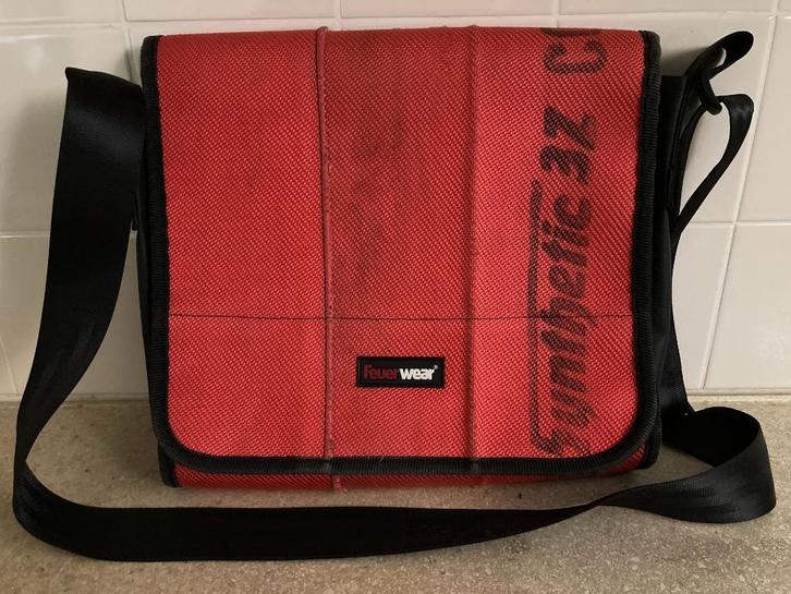 Feuerwear Walter Schoudertas XL Rood (Freitag style), Sieraden, Tassen en Uiterlijk, Tassen | Schoudertassen, Zo goed als nieuw