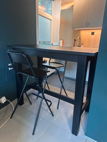 Bar tafel met 2 stoelen beschikbaar voor biedingen