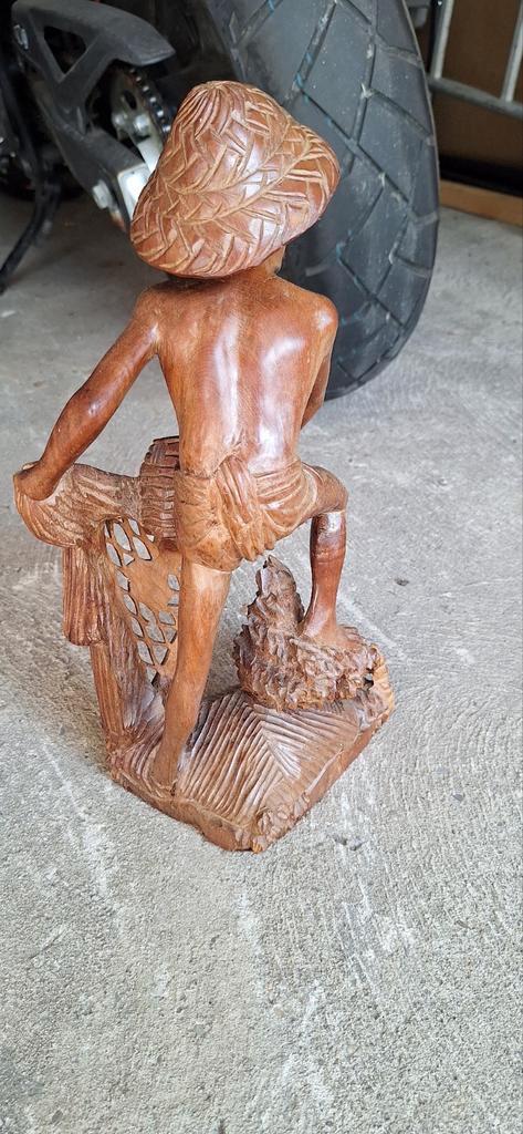 Houten beeldje van visser met net, Antiek en Kunst, Kunst | Beelden en Houtsnijwerken, Ophalen of Verzenden