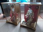 Japanse poppen in traditionele Japanse kimono in glazen case, Ophalen of Verzenden, Nieuw, Pop